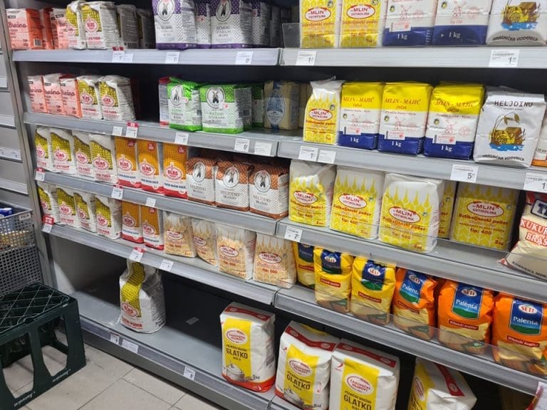 Komšije ukinule PDV na brašno i ulje!