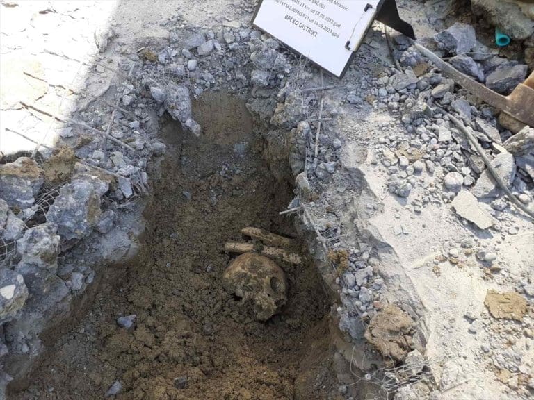 Udruženja zabrinuta jer ljekar iz Brčkog koji je skrivao kosti žrtava genocida i dalje radi s pacijentima