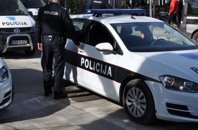 Hrvatska: Nasilni načelnik koji je tukao ženu pušten da se brani sa slobode
