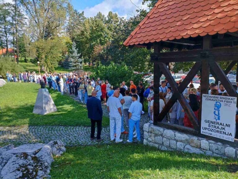 Zdravstveni radnici u TK održali štrajk upozorenja