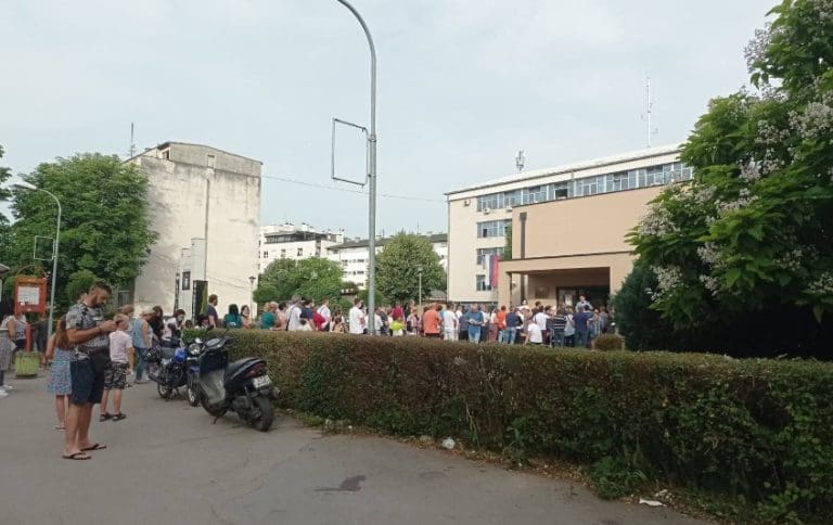 Već od jutra ogromne gužve ispred CIPS-a u Banjaluci: “Kakav red, takva i država”