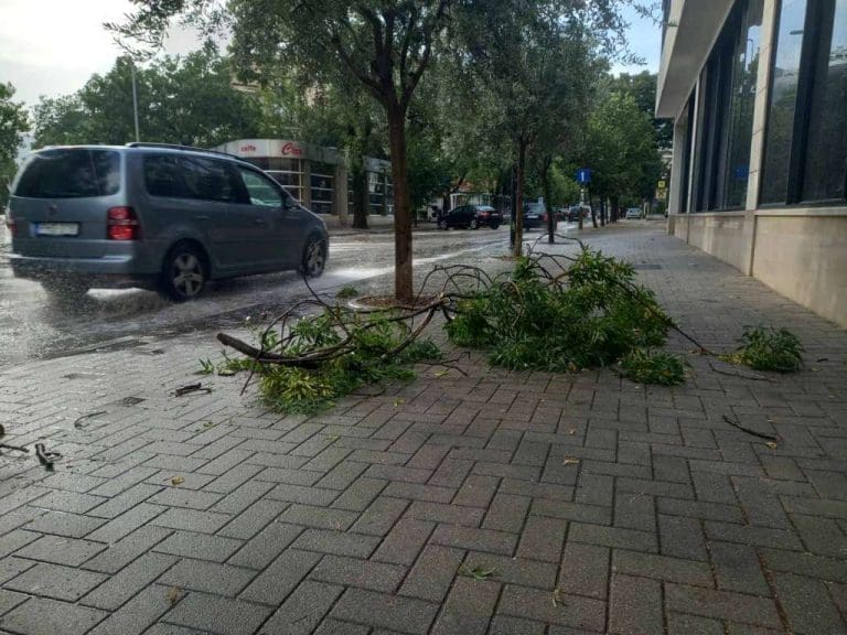 Nevrijeme u Mostaru lomilo grane, poplavljene ulice i dvorišta