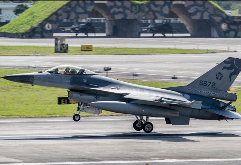 Kineski avioni i brodovi prešli crtu razdvajanja. Tajvan diže avione i šalje brodove