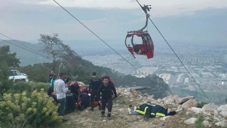 VELIKA NESREĆA NA ŽIČARI U ANTALIJI: Jedna osoba poginula, desetine turista zarobljeno u kabinama (VIDEO)