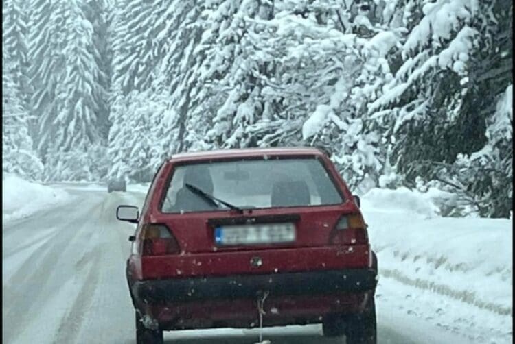 Uznemirujući prizor: Vezao psa za automobil i vukao po putu