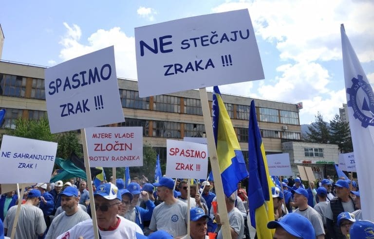 Više od 50 radnika preduzeća “Zrak” dobilo otkaz, intervenisali hitna pomoć i policija