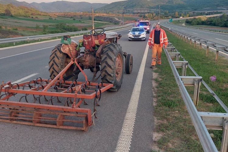 Pijan vozio traktor auto-putem u suprotnom smjeru