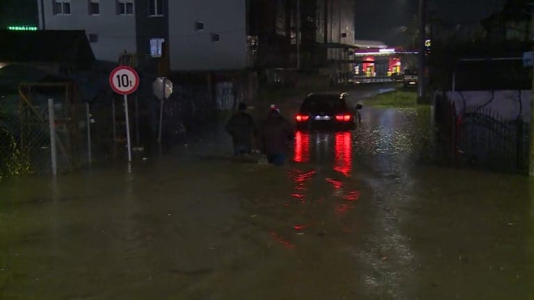 Poplave na sjeveru BiH, voda ulazi u kuće