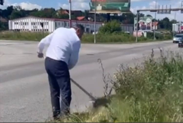 Dodik pokosio travu pored puta