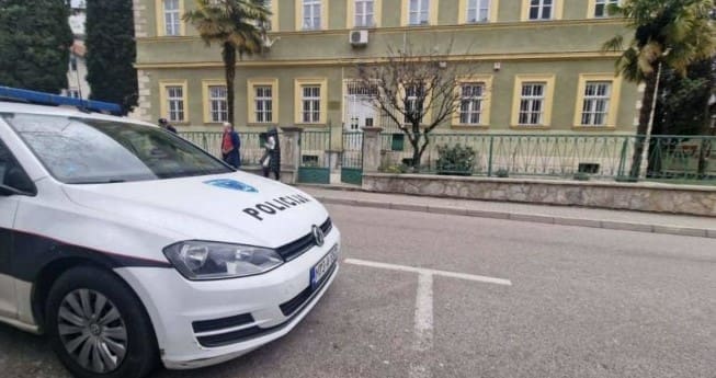 Policija ne dozvoljava ulazak u Srednju medicinsku školu Sestara milosrdnica u Mostaru!?