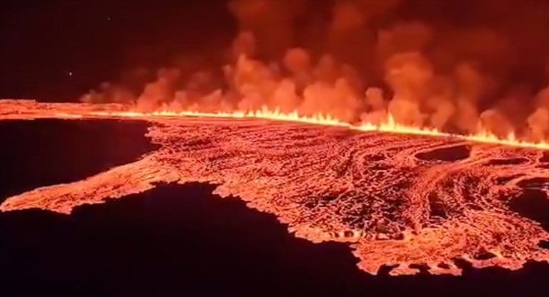Snimala selfi, spotakla se i upala u krater vulkana