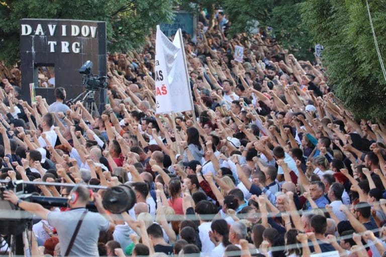 PETA GODIŠNJICA VELIKOG OKUPLJANJA: Hiljade ljudi tražilo Pravdu za Davida!