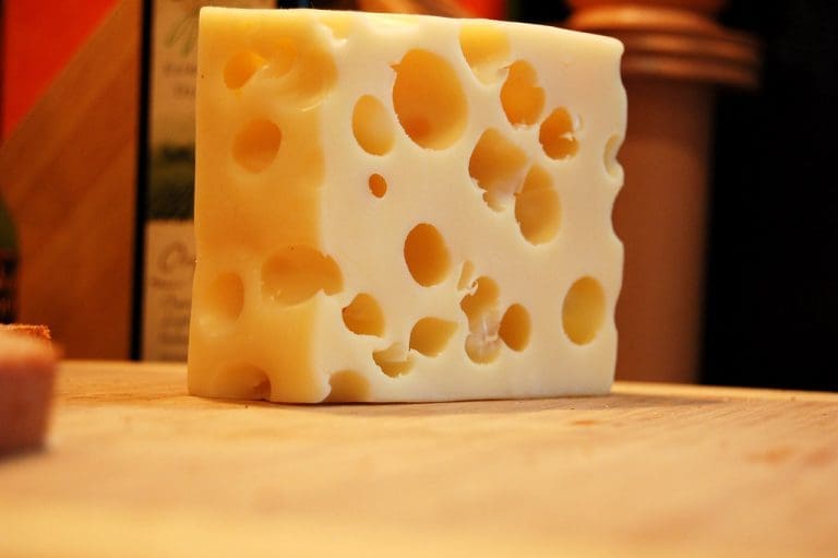 Znate li zašto švicarski sirevi imaju rupe?