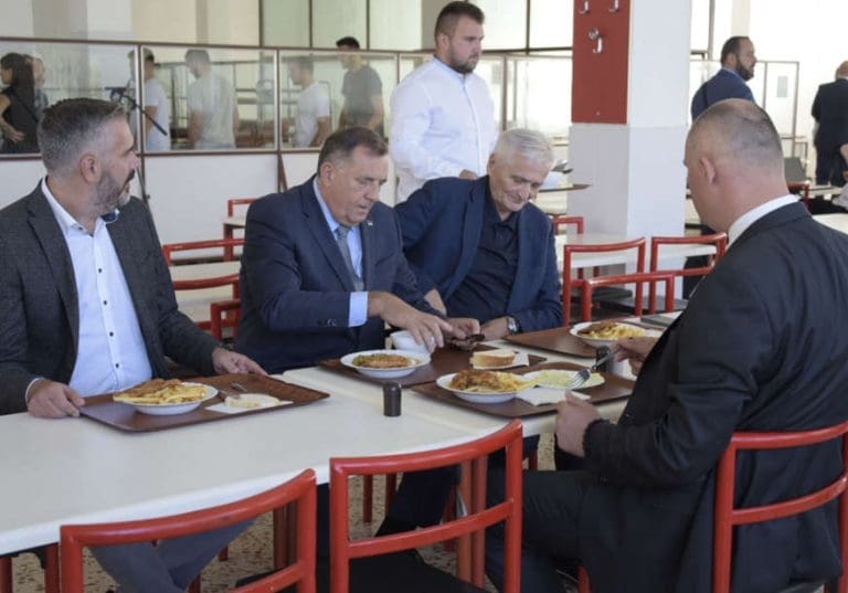 Dodik ručao sa studentima u menzi, častio radnike sa 50KM, kuvarice sa 100KM