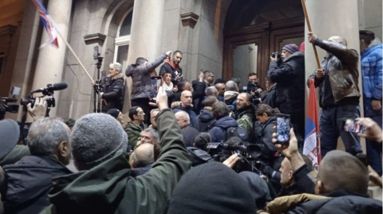 Protest u Beogradu: Opozicija pokušava da uđe u Skupštinu grada