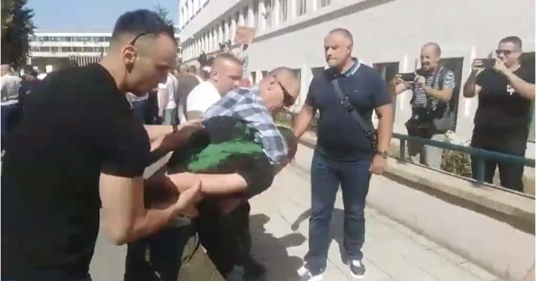 Aktivistkinja o jučerašnjim protestima u Novom Sadu: Nismo se tukli nego dobili batine