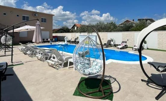 Veliko interesovanje za kuće s bazenima u Hercegovini, sve više investitora ulaže u ovaj biznis