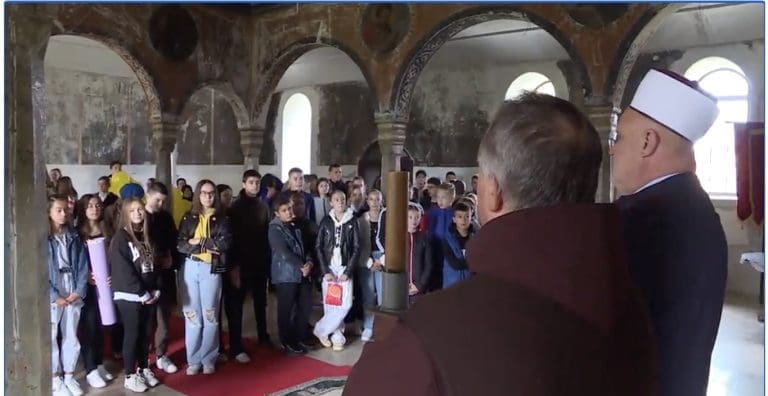 Đaci iz hrišćanskih porodica u džamijama, a iz muslimanskih u crkvama