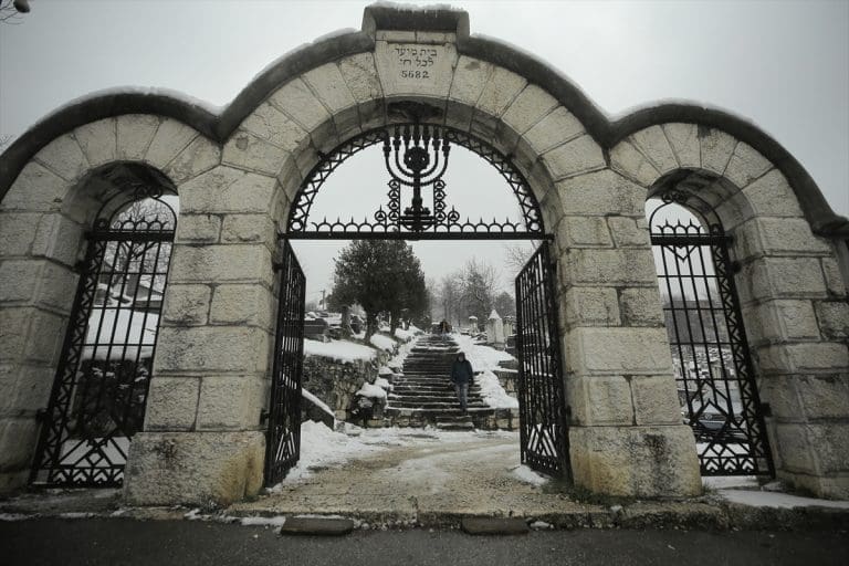 Polaganjem cvijeća na Jevrejskom groblju “Borak” u Sarajevu odata počast žrtvama holokausta