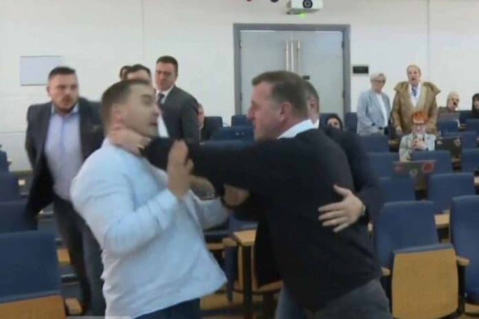 Sarajevo: Političari borbu za bolji život građana mijenjaju borbom „na šake“