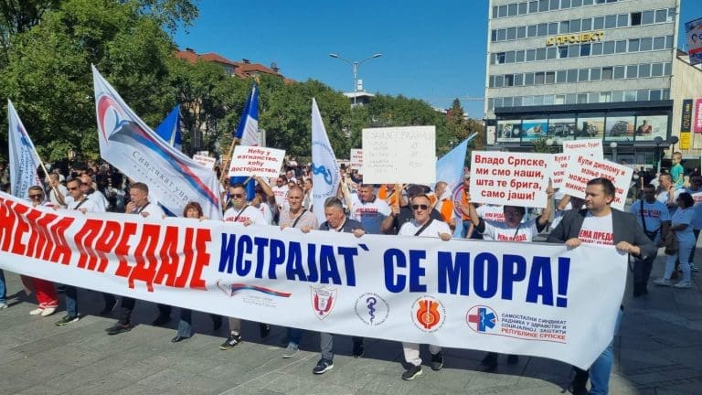 Demonstrante na Trgu Krajine dočekala pjesma “Pada vlada”