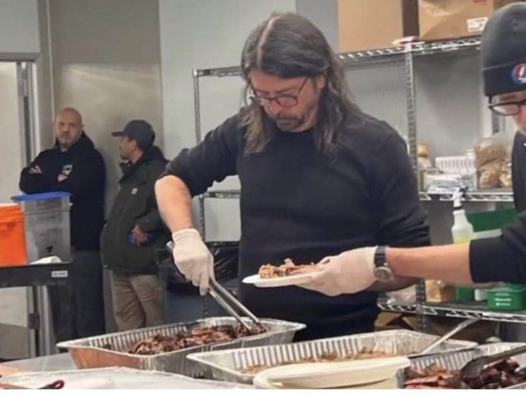 Dave Grohl iz Foo Fighters nahranio 450 beskućnika nakon što im je 16 sati pekao roštilj
