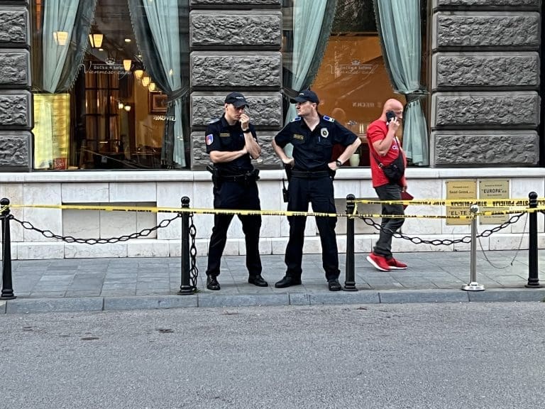 Ispred hotela Evropa u Sarajevu ranjena jedna osoba