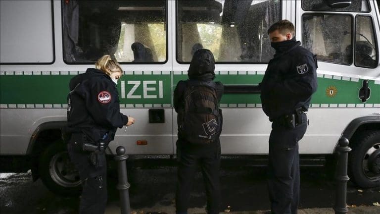 Kupuju zemlju širom Njemačke i stvaraju paralelni svijet. Njihov cilj je uznemirujući