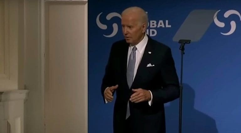 VIDEO Biden nakon govora lutao po pozornici: “Ovo je strašno i tužno”