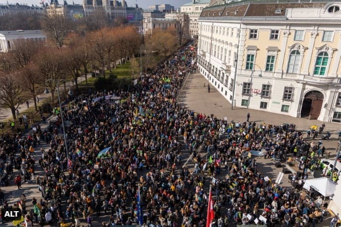 Država je stala, masovni protesti: 220.000 ljudi na ulicama