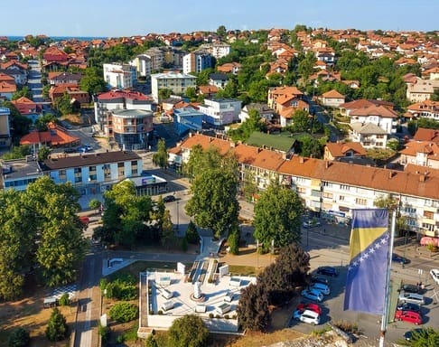 Žene Hrvatske i Srbije uz žene u BiH, građani Gradačca poručuju: Čitamo zakone, političari krše ustav