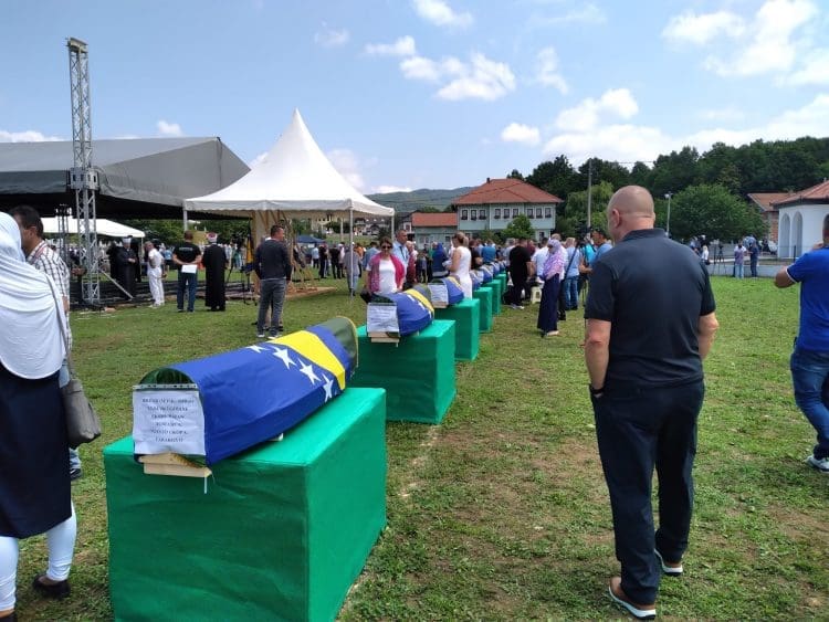 Iz Šejkovače ispraćena kolona s posmrtnim ostacima 16 žrtava zločina u Prijedoru