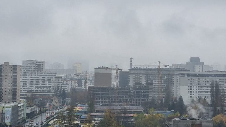 Sarajevo se jutros ponovo guši u smogu, zbog magle pojedini letovi otkazani