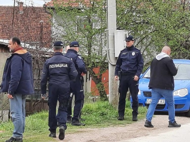 NASELJE POD OPSADOM Uhapšen mladić koji je ubio oca, majku i djeda