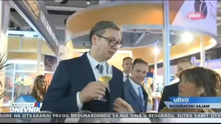 Pripitom Vučiću savjetnica uzela čašu, a on viknuo: A ne, ne, ne! VIDEO