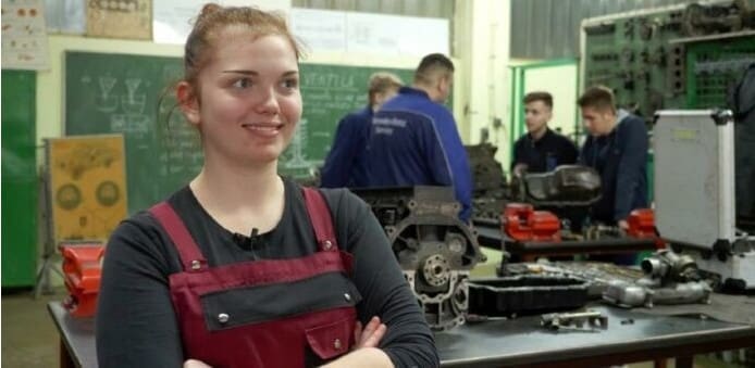 Emira iz Tešnja je automehaničarka i bolja je od pola svojih muških kolega