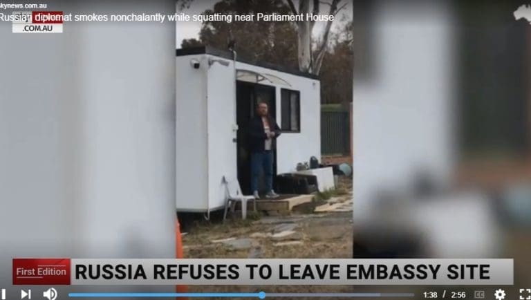 Ruski diplomata “skvotira” u kontejneru ispred australijskog parlamenta