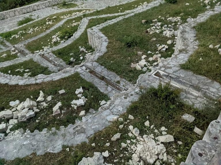 Nakon brojnih vandalskih napada, tim stručnjaka iz regiona spašava Partizansko groblje