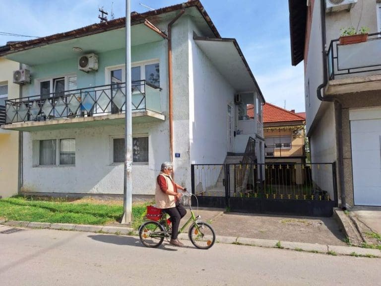 NAJPOŽRTVOVANIJA VOLONTERKA: Jela Knežević (74) na biciklu donosi hranu starim i bolesnim sugrađanima