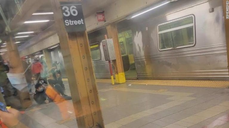 Više ljudi upucano u podzemnoj u New Yorku, nađene eksplozivne naprave!