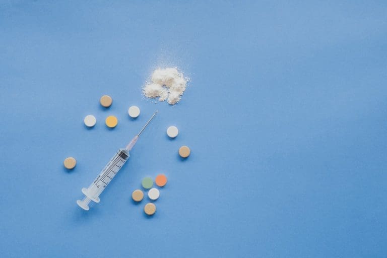 “Znala sam koliko je opasan. Ali bilo me je baš briga. Bio je toliko jeftin”: Kako je fentanil postao nova narko-epidemija