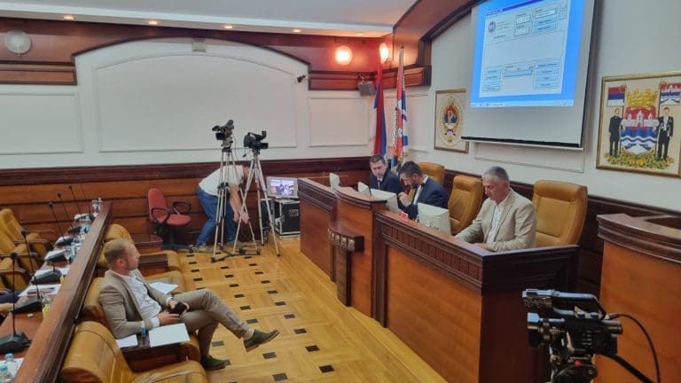 Prekida se sjednica Skupštine grada zbog vanredne situacije!
