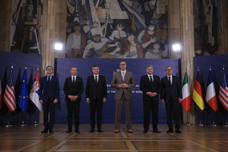 Vučić se sastao sa petorkom: Teški razgovori