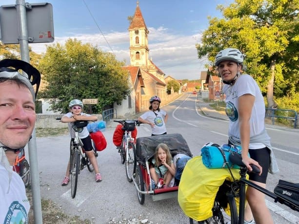 Sa troje djece biciklima od Srbije do Švajcarske: “Dignemo šator, tuš okačimo o drvo”