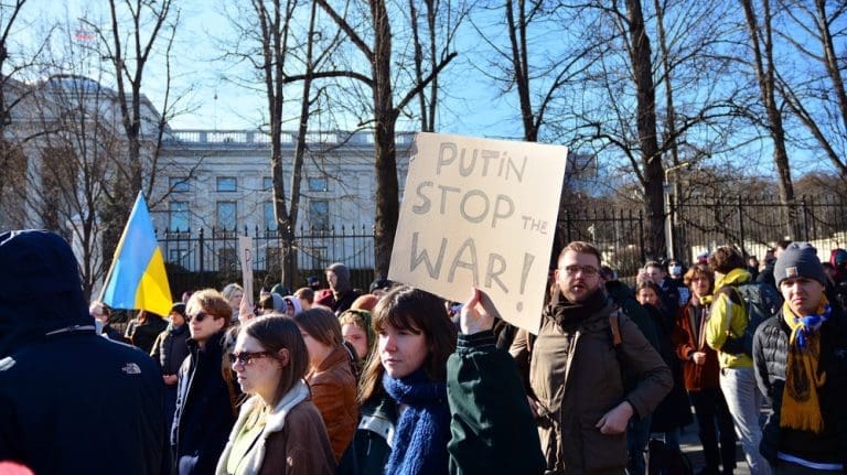 Rusija: Kako feministkinje pomažu muškarcima u bijegu od mobilizacije