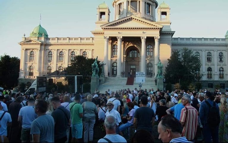 Protesti u Beogradu počeli minutom šutnje za žrtve u Gradačcu