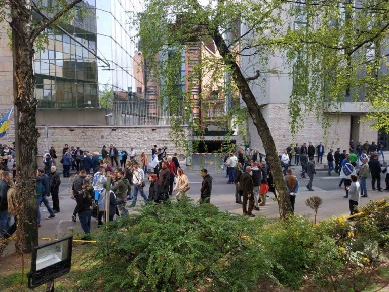 Dvije osobe kažnjene zbog nasilja na jučerašnjim protestima ispred Parlamenta FBiH