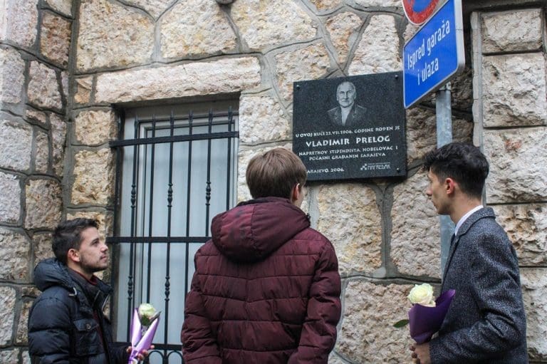 Mladi naučnici iz Sarajeva položili cvijeće ispred rodne kuće nobelovca Vladimira Preloga