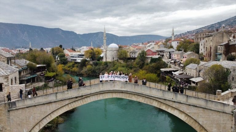 Mostar: Skok bez aplauza sa Starog mosta za žrtve femicida (FOTO)
