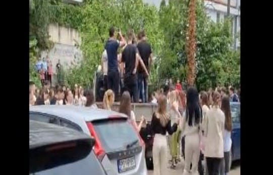 Maturanti u Herceg Novom vesele se uz pjesmu Baje Malog Knindže, Crnogorcima se “OKREĆE ŽELUDAC”